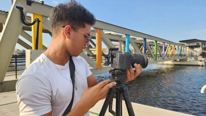 Cinegrafista nas margens do rio