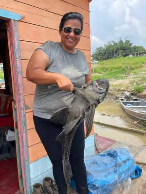 Moradora apresentando o bodó