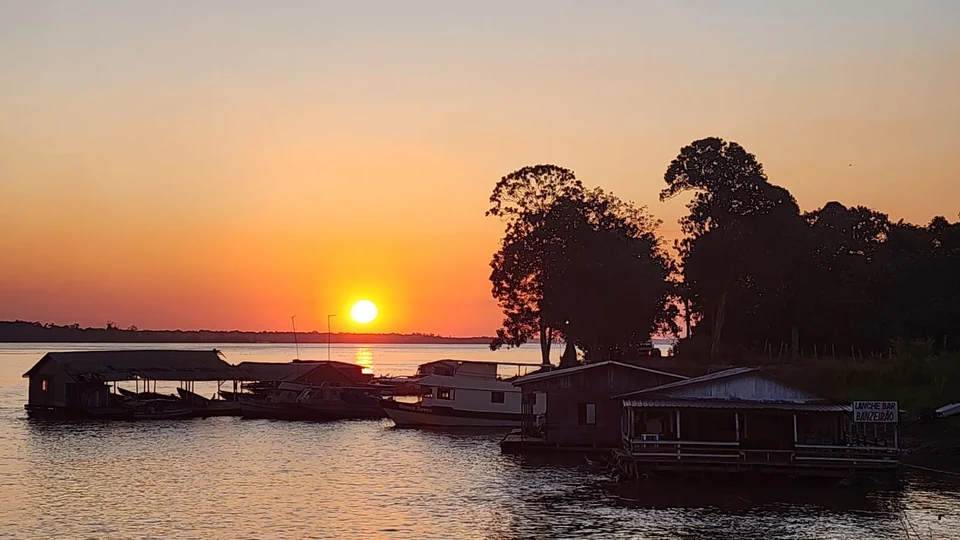 Entardecer nas águas de Iranduba